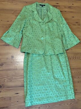 Kasper brand women's two-piece skirt suit with an eyelet pattern Womens Sz 16